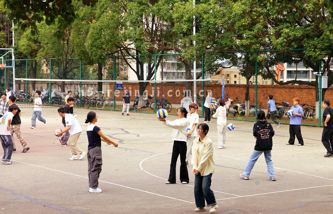 冷光屏幕墙前的座位与键盘特写，屏幕上是正在刷新的比分列表